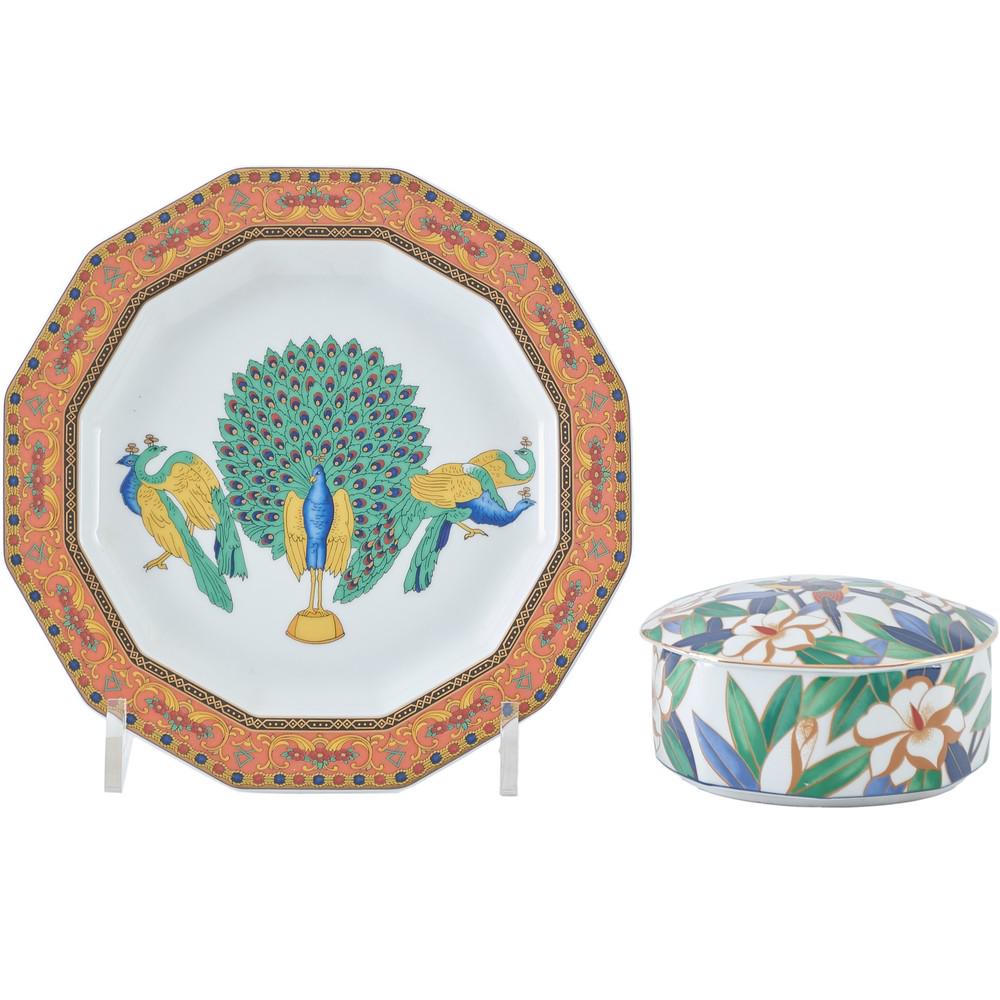 GIANNI VERSACE Piatto polilobato e scatola orientale: GIANNI VERSACE Produzione Rontahal, Germania anni â€™80 Piatto polilobato in porcellana, bordo a decoro floreale, campo centrale decorato con pavoni.Produzione orientale anni â€˜80Scatola con