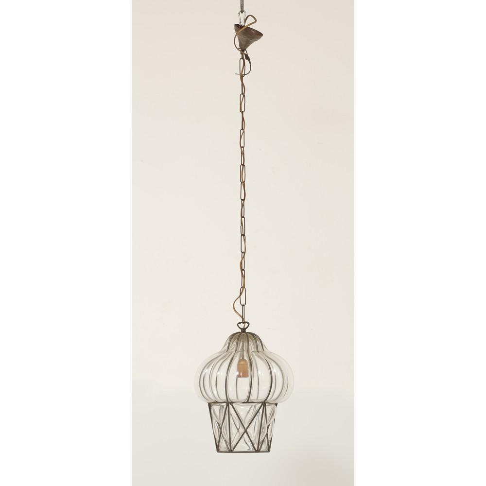 LAMPADA DA SOFFITTO in ferro e vetro di murano: LAMPADA DA SOFFITTO in ferro e vetro di murano bombato. Italia primi '900. Alt. cm 120.