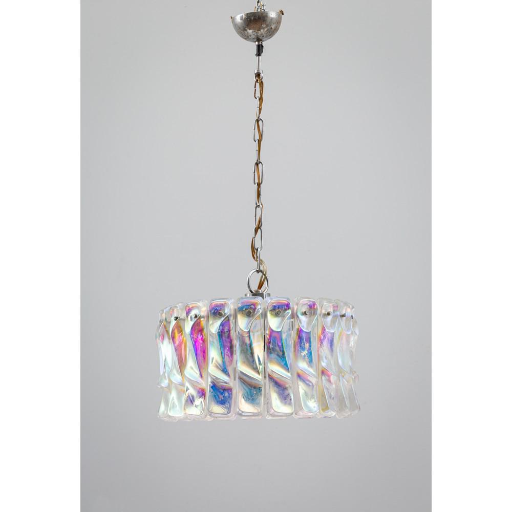 PRODUZIONE ITALIANA 1960 ca. Lampada a sospensione: PRODUZIONE ITALIANA 1960 ca. Lampada a sospensione a sette luci, struttura in metallo cromato, corpo circolare composto da elementi modulari in vetro trasparente iridato. Ã˜ cm 38,5 Alt. cm 79.