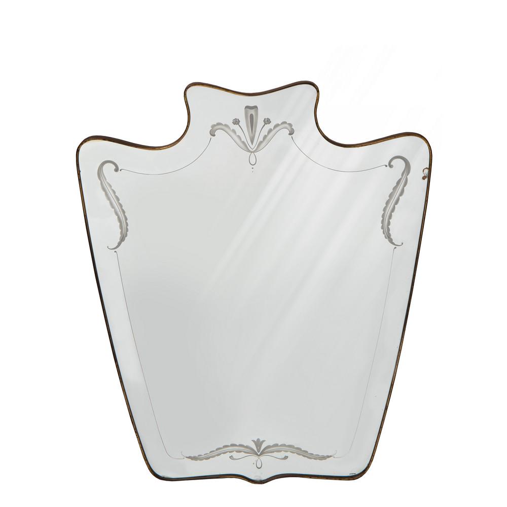 PRODUZIONE ITALIANA 1950 ca. Specchiera a sagoma mossa: PRODUZIONE ITALIANA 1950 ca. Specchiera a sagoma mossa decorata a motivi floreali incisi sullo specchio, cornice in ottone. cm 124 x 99.