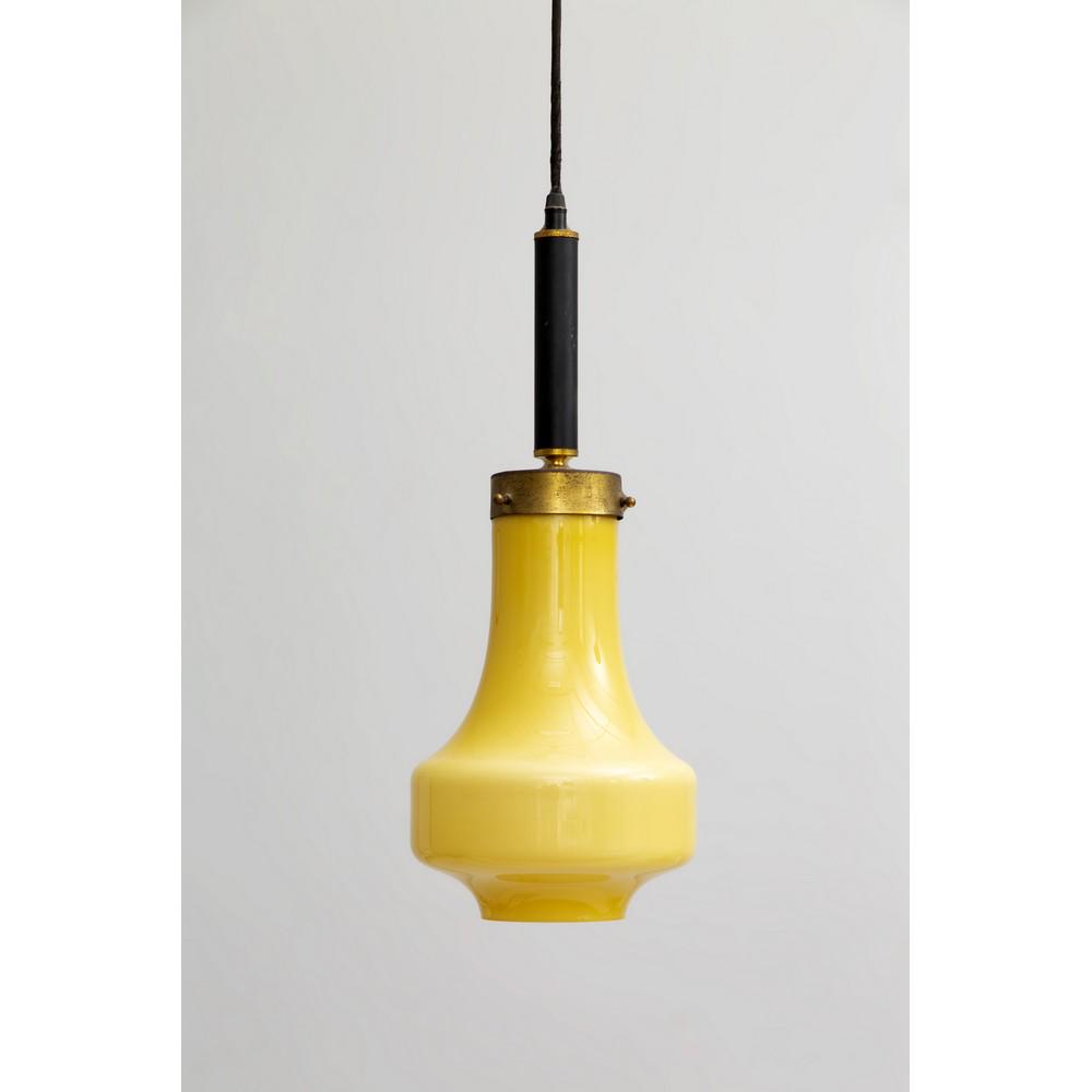 PRODUZIONE ITALIANA 1960 ca. Lampada a sospensione: PRODUZIONE ITALIANA 1960 ca. Lampada a sospensione ad una luce in vetro nei toni del giallo, corpo a pera, elementi di giunzione in ottone e ferro verniciato nero. Alt. cm 90.