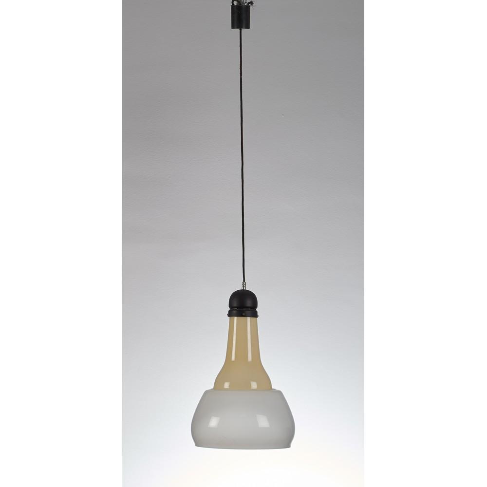PRODUZIONE ITALIANA ANNI â€™60 Lampada da soffitto: PRODUZIONE ITALIANA ANNI â€™60 Lampada da soffitto in vetro opalino composta da due parti ad incastro, corpo arrotondato e struttura in metallo verniciato nero. Alt. cm 127.