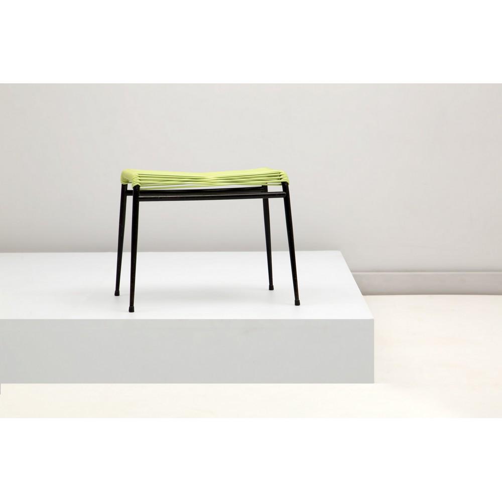 PRODUZIONE ITALIANA 1960 ca. Uno sgabello: PRODUZIONE ITALIANA 1960 ca. Uno sgabello in ferro verniciato, seduta rivestita con tubolari di gomma verde. cm 50 x 37,5 Alt. cm 39.