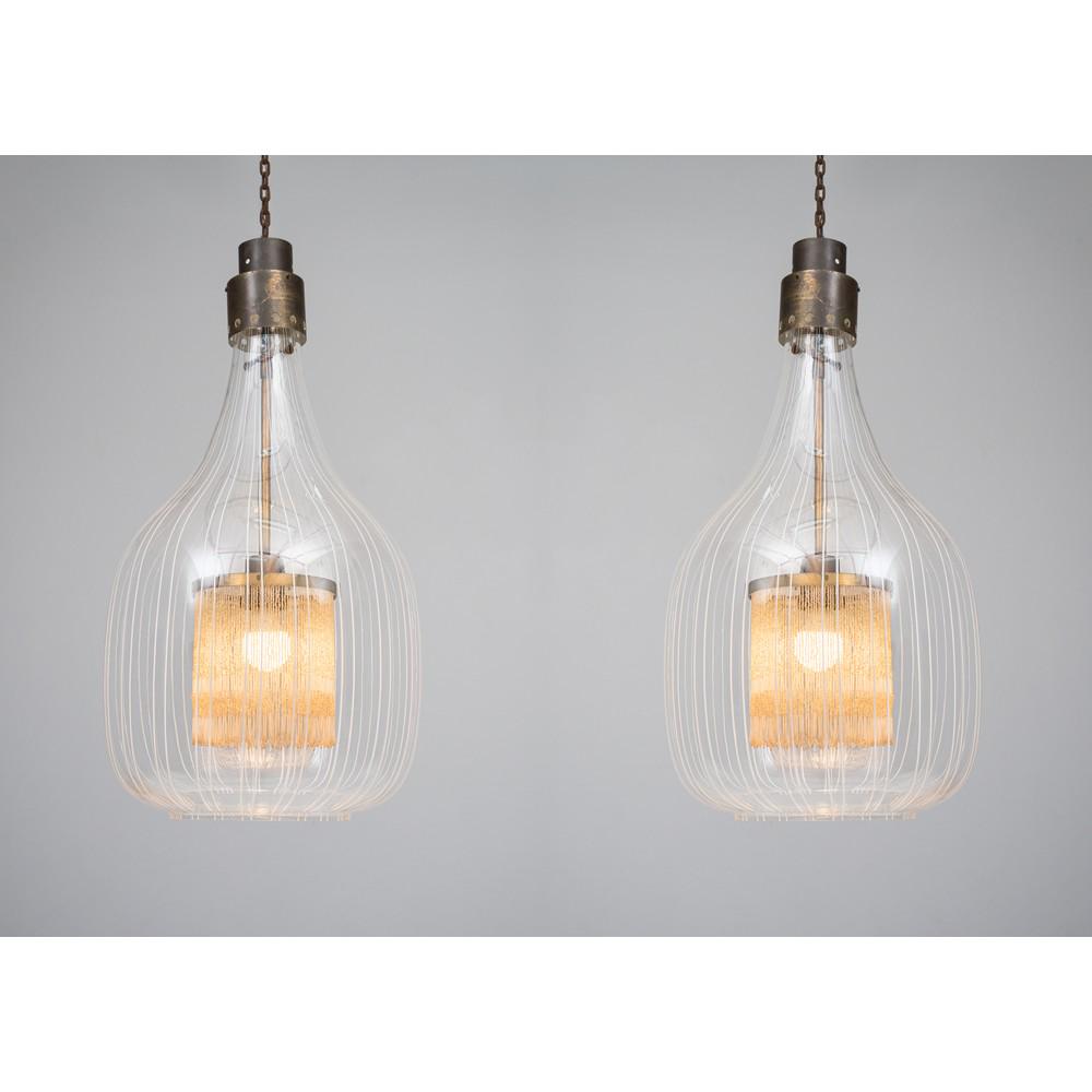 ANGELO BROTTO, Coppia di lampade a sospensione: ANGELO BROTTO Produzione Esperia, Italia 1970 ca. Coppia di lampade a sospensione ad una luce, corpo a goccia in vetro soffiato trasparente a righe lattimo, struttura in ottone, diffusore in perline o