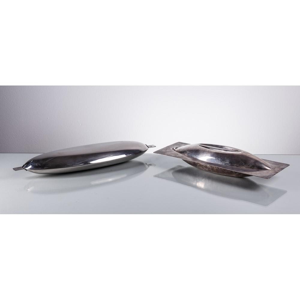 SAMBONET E CHRISTOFLE, Una pesciera e una legumiera: SAMBONET E CHRISTOFLE Produzione Italia e Francia 1960 ca. Una pesciera con coperchio di Roberto Sambonet in acciaio inox, Italia 1957 e una legumiera in metallo argentato con coperchio di Lino Sabatt