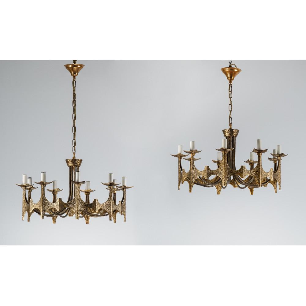 PRODUZIONE SCANDINAVA 1960 ca., Coppia di lampade a sospensione: PRODUZIONE SCANDINAVA 1960 ca. Coppia di lampade a sospensione a nove luci modello ‘Brutalist’ in ottone martellato. cm Ø 66 x Alt. 96. A SCANDINAVIAN PAIR OF SUSPENSION LAMPS.