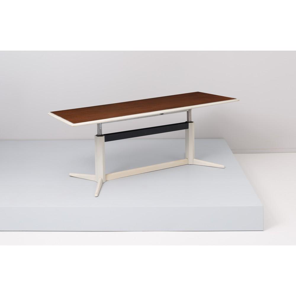 ESPERIA, Tavolo in metallo verniciato: ESPERIA Produzione Italia 1960 ca. Tavolo in metallo verniciato bianco, sistema meccanico saliscendi, piano rettangolare in laminato. cm 168 x 68 x Alt. 80 (Alt. 69). A METAL TABLE BY ESPERIA.
