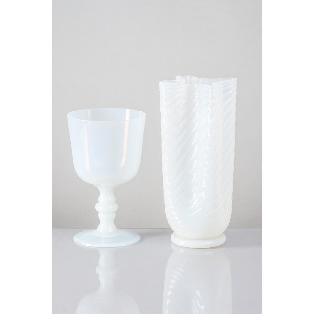 MAESTRI MURANESI, Un bicchiere ed un vaso in vetro: MAESTRI MURANESI Produzione Italia 1960 ca. Un bicchiere ed un vaso a fazzoletto, in vetro lattimo. Alt. cm 21 - 27. A GLASS AND A GLASS VASE BY MURANO MASTERS.