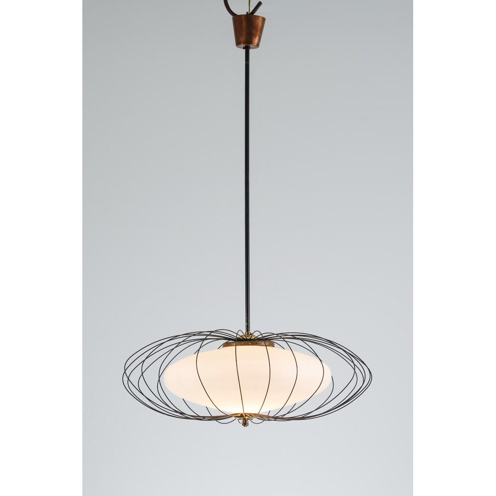 ANGELO LELLI (Attr.le), Lampada a sospensione: ANGELO LELLI (Attr.le) Produzione Arredoluce, Italia 1960 ca. Lampada a sospensione struttura in ottone, corpo ellittici, diffusore a fili metallici dorati e vetro satinato bianco. cm Ø 60 x Alt.