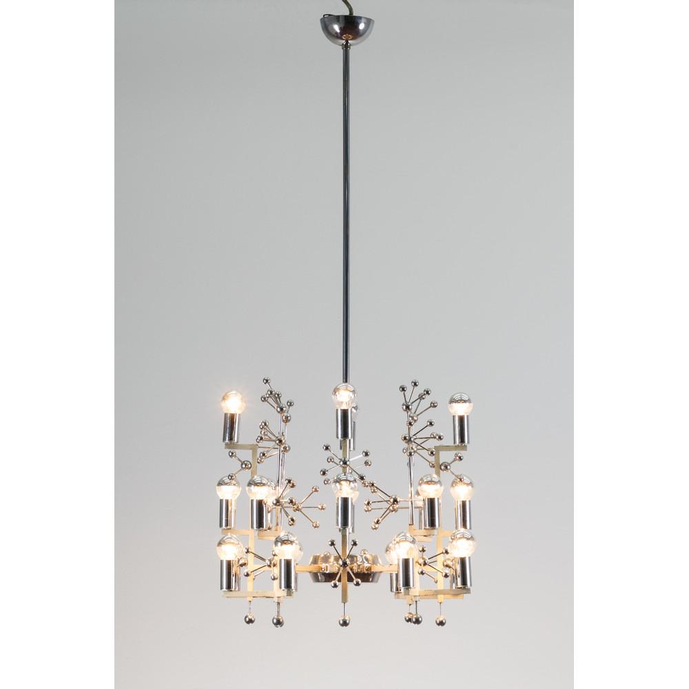 STILNOVO, Lampada a sospensione: STILNOVO Produzione Italia 1970 ca. Lampada a sospensione a venti luci in metallo laccato e acciaio cromato, decori a piccole sfere in metallo cromato, parte di etichetta adesiva “Stilnovo”