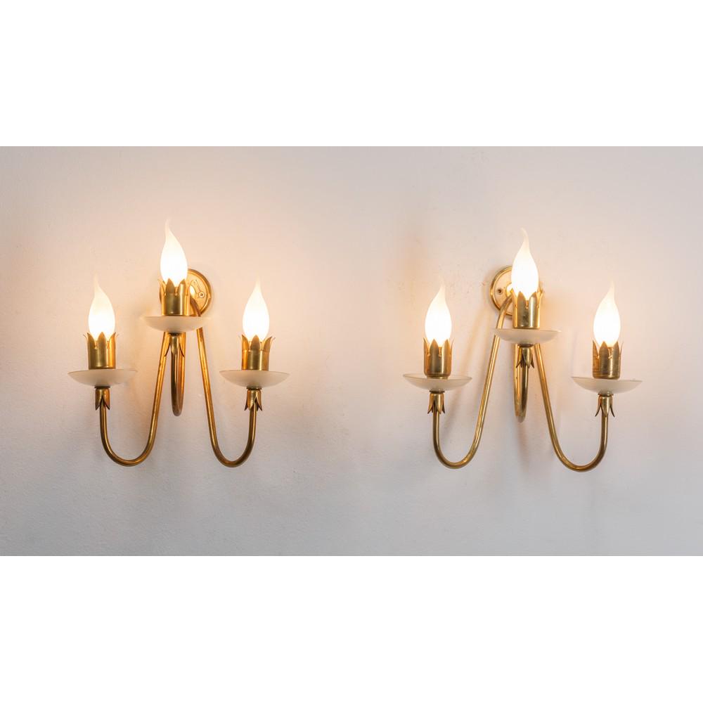 ANGELO LELLI, Coppia di lampade: ANGELO LELLI Produzione Arredoluce, Italia 1960 ca. Coppia di lampade da parete a tre luci, struttura in ottone a a tre bracci ed elementi circolari in vetro satinato. cm 30 x 22 x Alt. 29. Bibliograf