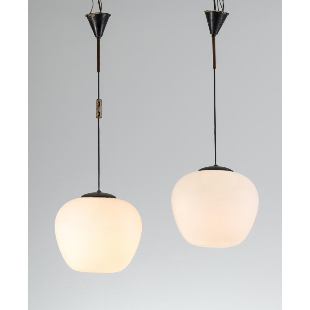PRODUZIONE ITALIANA 1960 ca. Coppia di lampade a sospensione: PRODUZIONE ITALIANA 1960 ca. Coppia di lampade a sospensione, corpo sferico con diffusori in vetro satinato bianco, sbeccatura. cm Ø 30 x Alt. 85 (Alt. 30). AN ITALIAN PAIR SUSPENSION LAMPS.