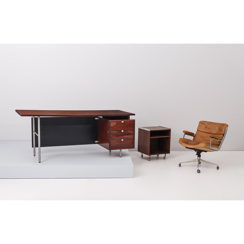CHARLES EAMES E PRODUZIONE ITALIANA, Arredo da ufficio: CHARLES EAMES E PRODUZIONE ITALIANA Produzione Herman Miller, Usa 1960 ca. Arredo da ufficio composto da una poltrona da ufficio Herman Miller di Charles Eames mod. 'ES104 Time Life' in pelle cognac,
