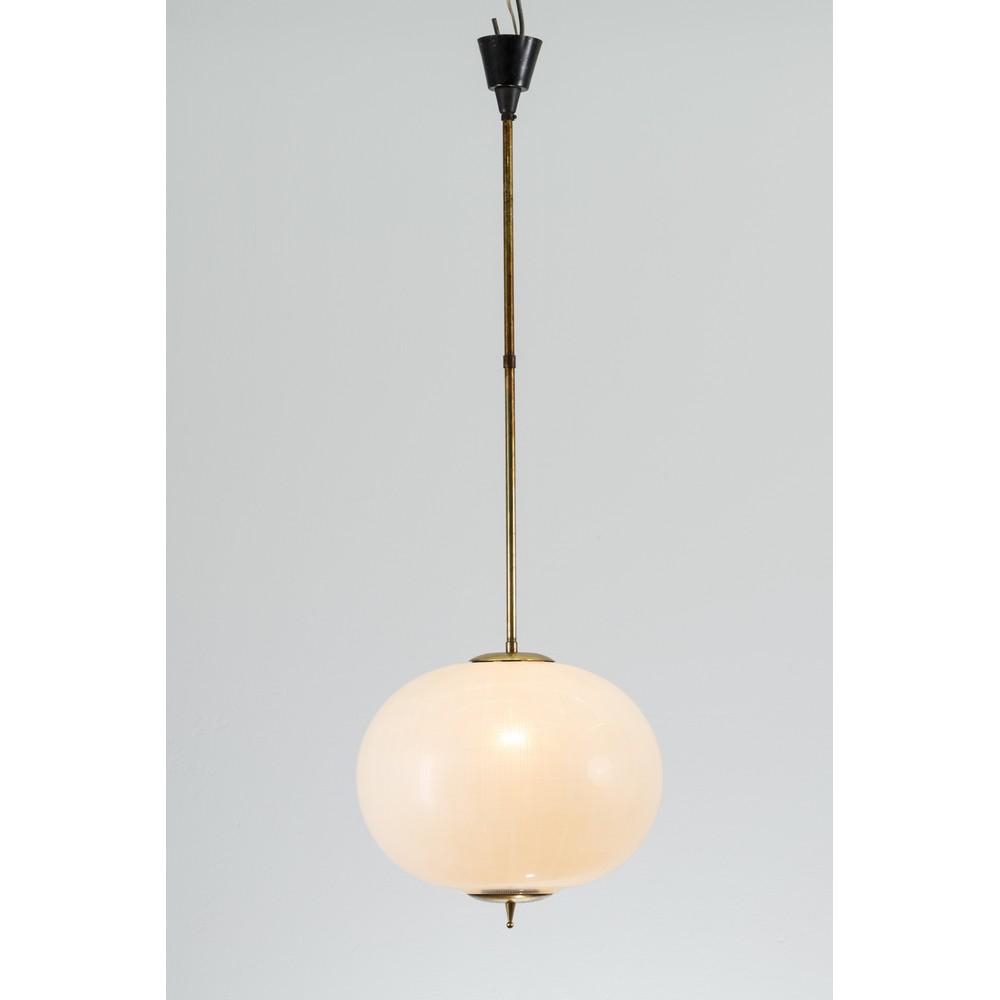 MAESTRI MURANESI, Lampada a sospensione: MAESTRI MURANESI Produzione Italiana 1960 ca. Lampada a sospensione in ottone, diffusore luminoso sferico in vetro retinato. cm Ø 40 x Alt. 110 (Alt. 30). A SUSPENSION LAMP BY MASTERS OF MURANO.