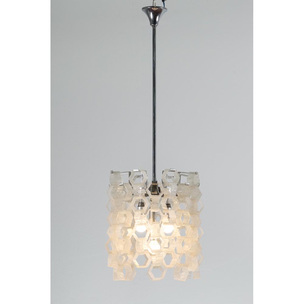 CARLO NASON, Lampada a sospensione: CARLO NASON Produzione Mazzega, Italia 1960 ca. Lampada a sospensione, corpo cilindrico composto da elementi modulari a ‘C’ a catena in vetro bianco. cm Ø 35 x Alt. 102 (Alt. 40). A S