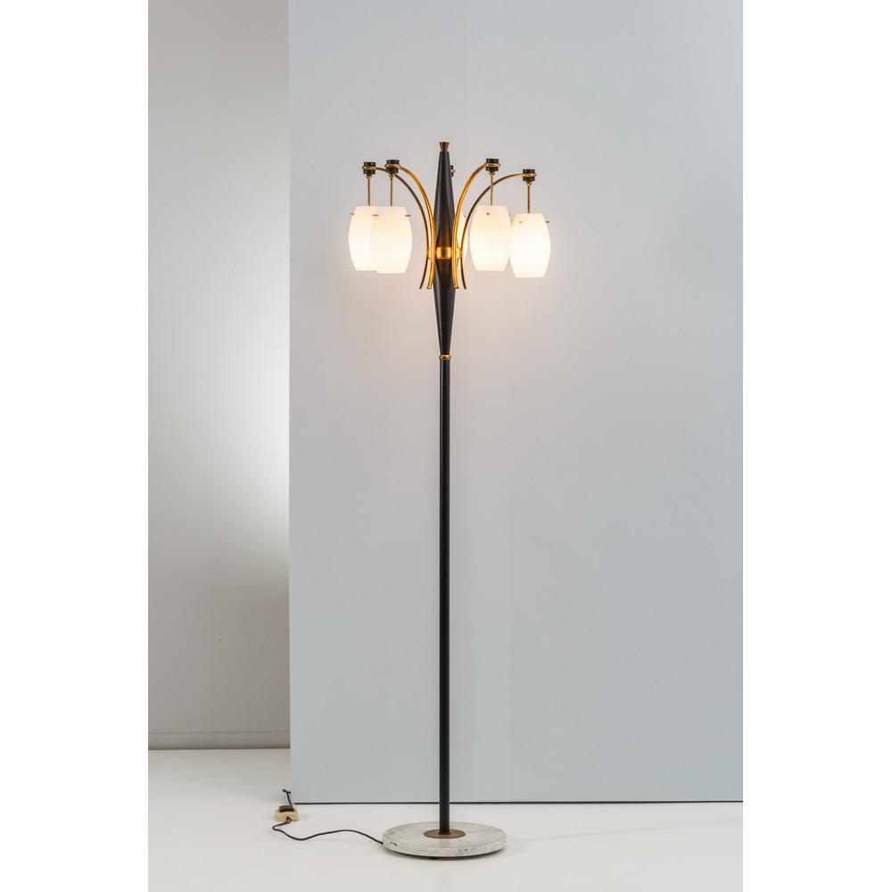 ANGELO LELLI (Attr.le), Lampada da terra: ANGELO LELLI (Attr.le) Produzione Italia 1960 ca. Lampada da terra a cinque luci, base in marmo, stelo in metallo, bracci curvati in ottone, diffusori ovali in vetro opalino bianco. cm Ø 47 x Alt