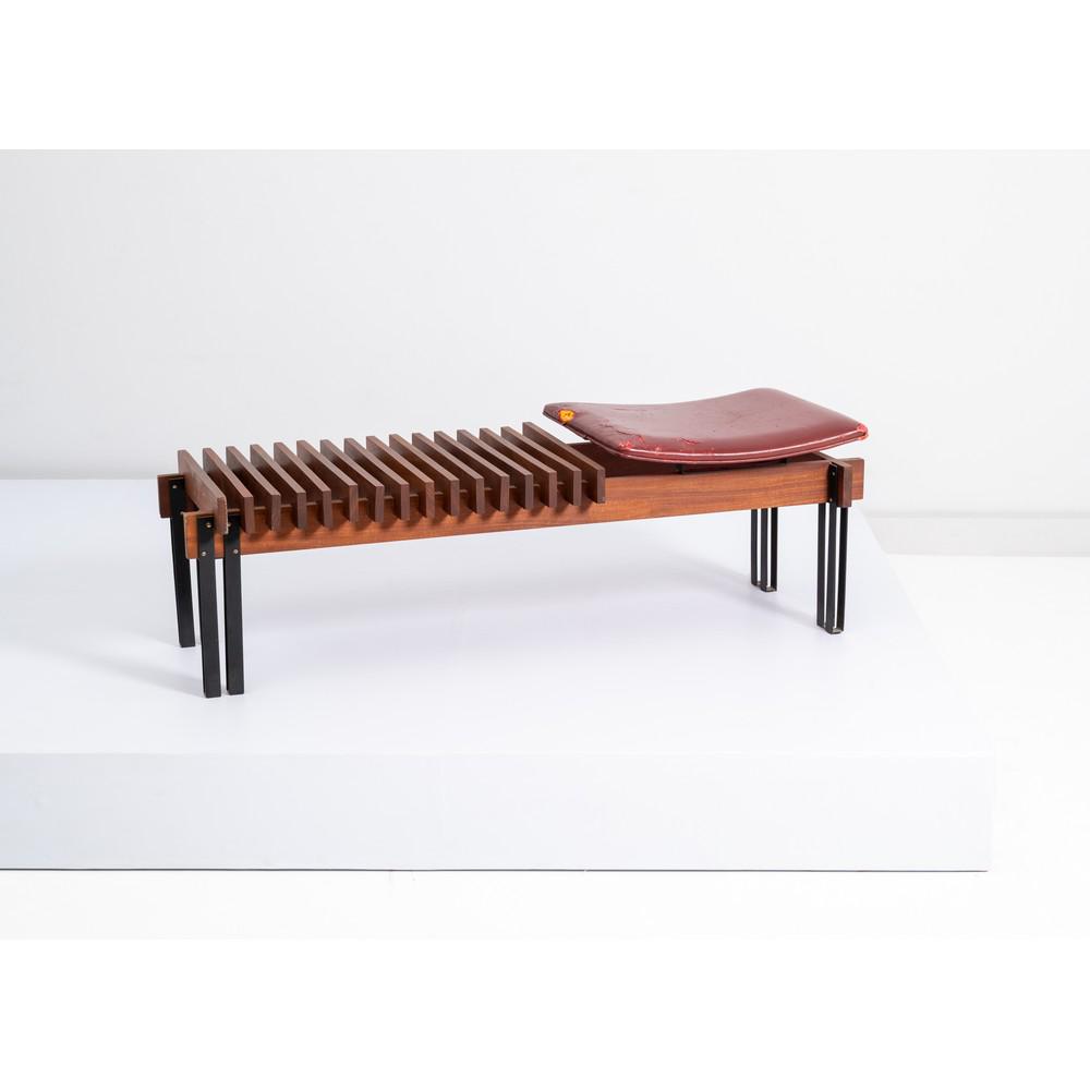PRODUZIONE ITALIANA 1960 ca. Panca in legno: PRODUZIONE ITALIANA 1960 ca. Panca in legno di teak e metallo verniciato nero, seduta rettangolare, cuscino rivestito in vinilpelle nera. cm 119 x 40 x Alt. 39.