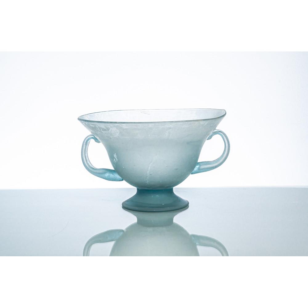 MAESTRI MURANESI, Grande coppa in vetro: MAESTRI MURANESI Produzione Murano, Italia 1960 ca. Grande coppa in vetro scavo azzurro, corpo a campana capovolta, due anse, bocca piana, piede circolare. cm Ø 34 x Alt. 31.