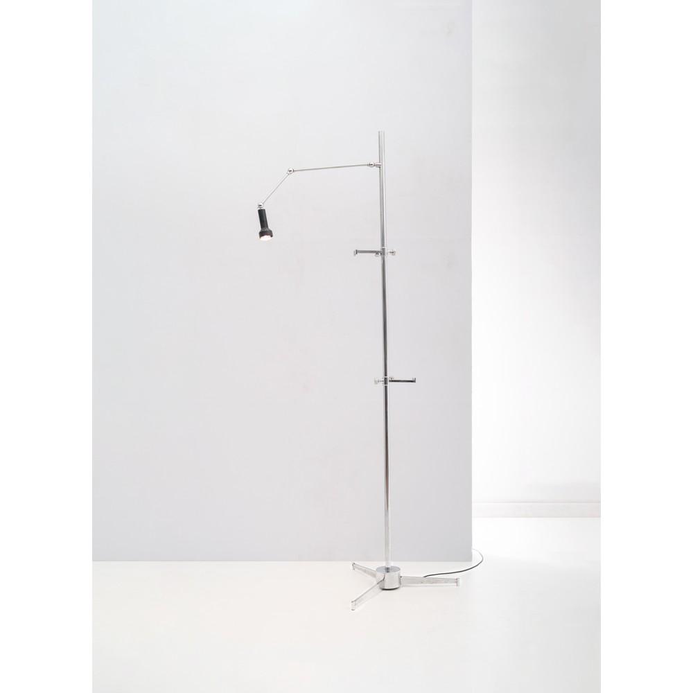 ANGELO LELLI, Lampada da terra: ANGELO LELLI Produzione Arredoluce, Italia 1960 ca. Lampada da terra ad una luce modello “12377” (“Cavalletto”), ottone, alluminio laccato. cm Alt. 208. Bibliografia: Scheda ca