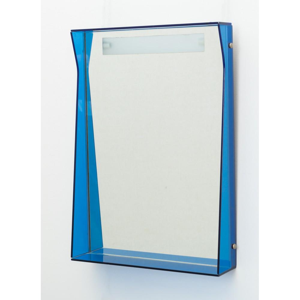 VECA, Uno specchio da parete: VECA Produzione Italia 1960 ca. Uno specchio da parete rettangolare, cristallo specchiato retroilluminato, cristallo molato blu e metallo cromato. cm 52 x 12 Alt. 73.