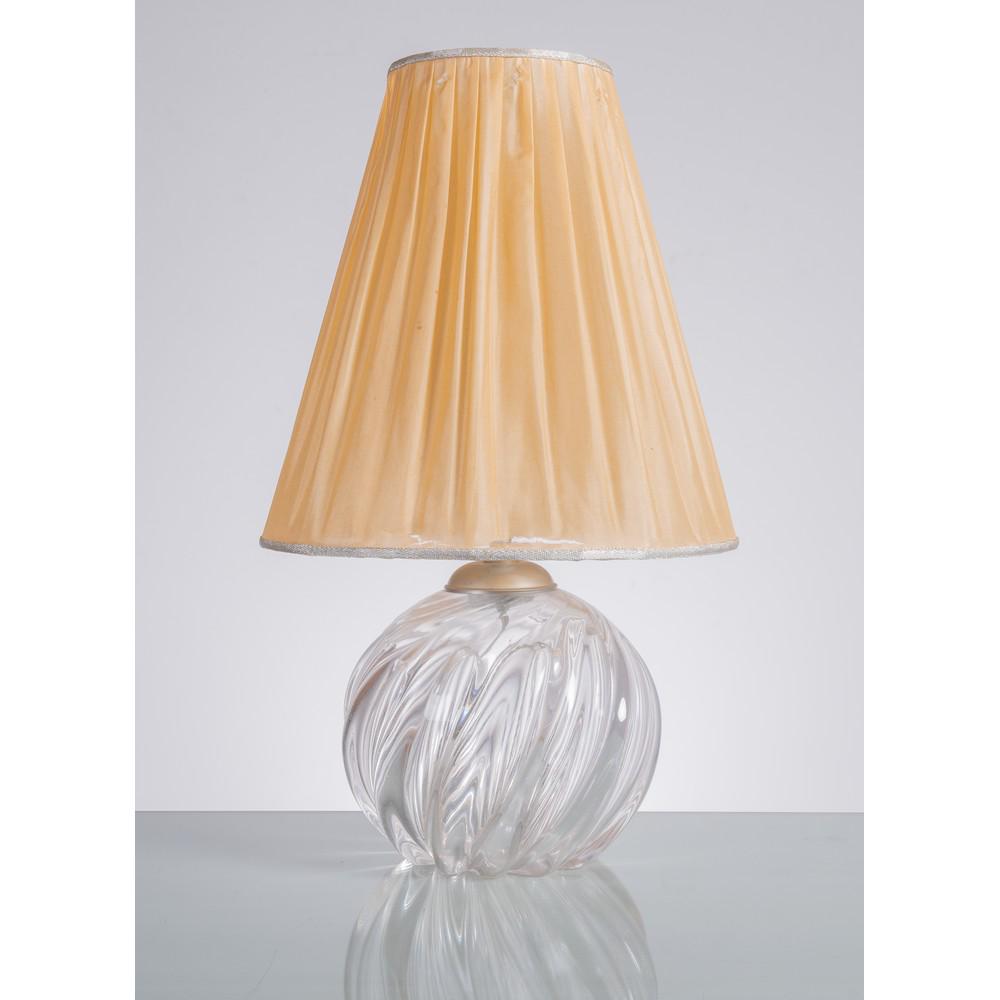 LICIO ZANETTI, Lampada da tavolo: LICIO ZANETTI Produzione Murano, Italia 1970 ca. Lampada da tavolo ad una luce, corpo sferico in vetro trasparente con costolature inclinate, metallo dorato, paralume in tessuto con strappi. Etichetta