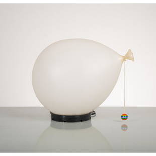 YVES CHRISTIN, Lampada da tavolo: YVES CHRISTIN Produzione Bilumen, Italia 1980 ca. Lampada da tavolo ad una luce modello &#8220;Palloncino&#8221;, corpo a forma di palloncino in policarbonato bianco, base circolare nera. Marchio di p