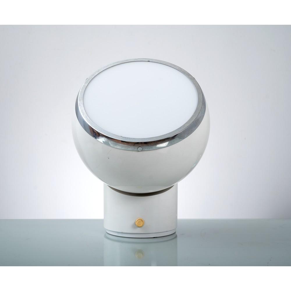 CINI BOERI, Lampada da tavolo: CINI BOERIProduzione Gavina, Italia 1970 ca. Lampada da tavolo modello 'Zeus' ad una luce in metallo verniciato bianco, base cilindrica, diffusore sferico con vetro satinato circolare e acciaio cromat