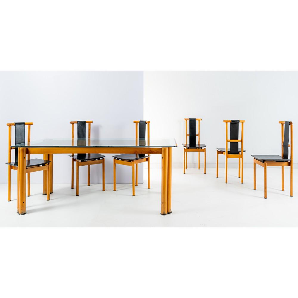 GIGI PEPE E TANZI, Sei sedie e tavolo modello “Tabù”: GIGI PEPE E TANZI Produzione Pozzi e Verga, Italia 1980 ca. Sei sedie modello “Tabù” con struttura in legno di acero, seduta e spalliera in cuoio nero; un tavolo da pranzo modello 