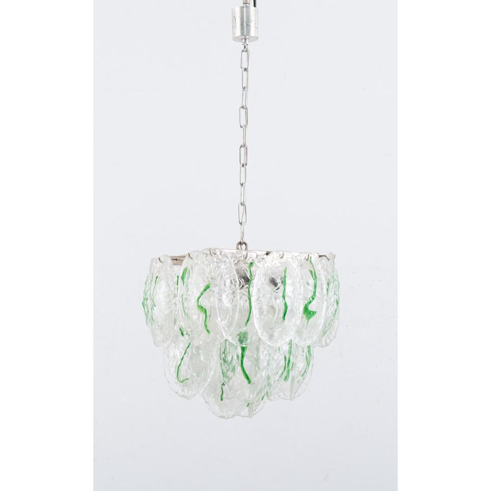 LA MURRINA, Lampada a sospensione: LA MURRINA Produzione Italia 1970 ca. Lampada a sospensione a sei luci, struttura in metallo cromato, diffusore sferico decorato con ovali di vetro trasparenti e verdi. Cm Alt. 80. A SUSPENSION LAMP B