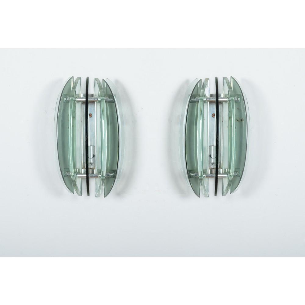VECA, Cinque complementi bagno: VECA Produzione Italia 1970 ca. Cinque complementi bagno così suddivisa: una coppia di lampade da parete ad una luce con struttura in metallo cromato, diffusore ovalizzato in lastre di vetro tras
