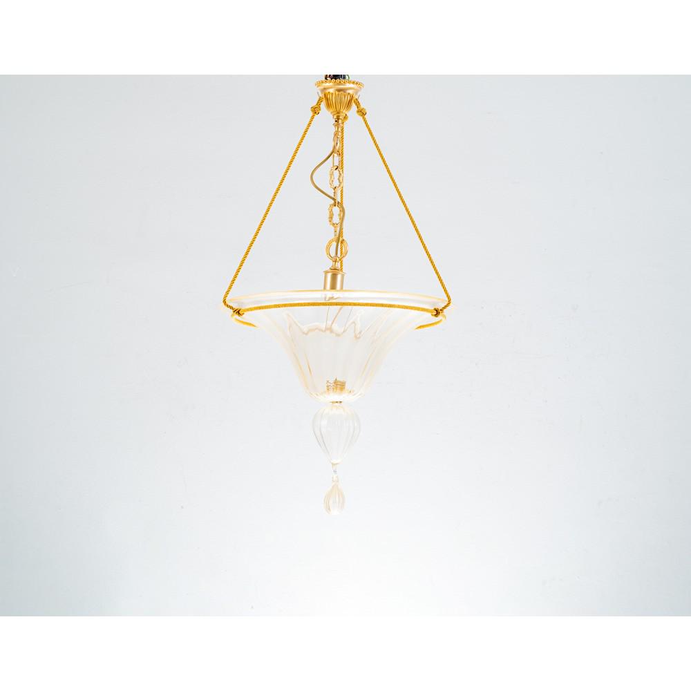LA MURRINA, Lampada a sospensione: LA MURRINA Produzione Murano, Italia 1990 ca. Lampada a sospensione ad una luce in vetro pagliesco e oro con bordo dorato, corpo a campana rovescia con strozzatura e pendente, struttura in metallo e c