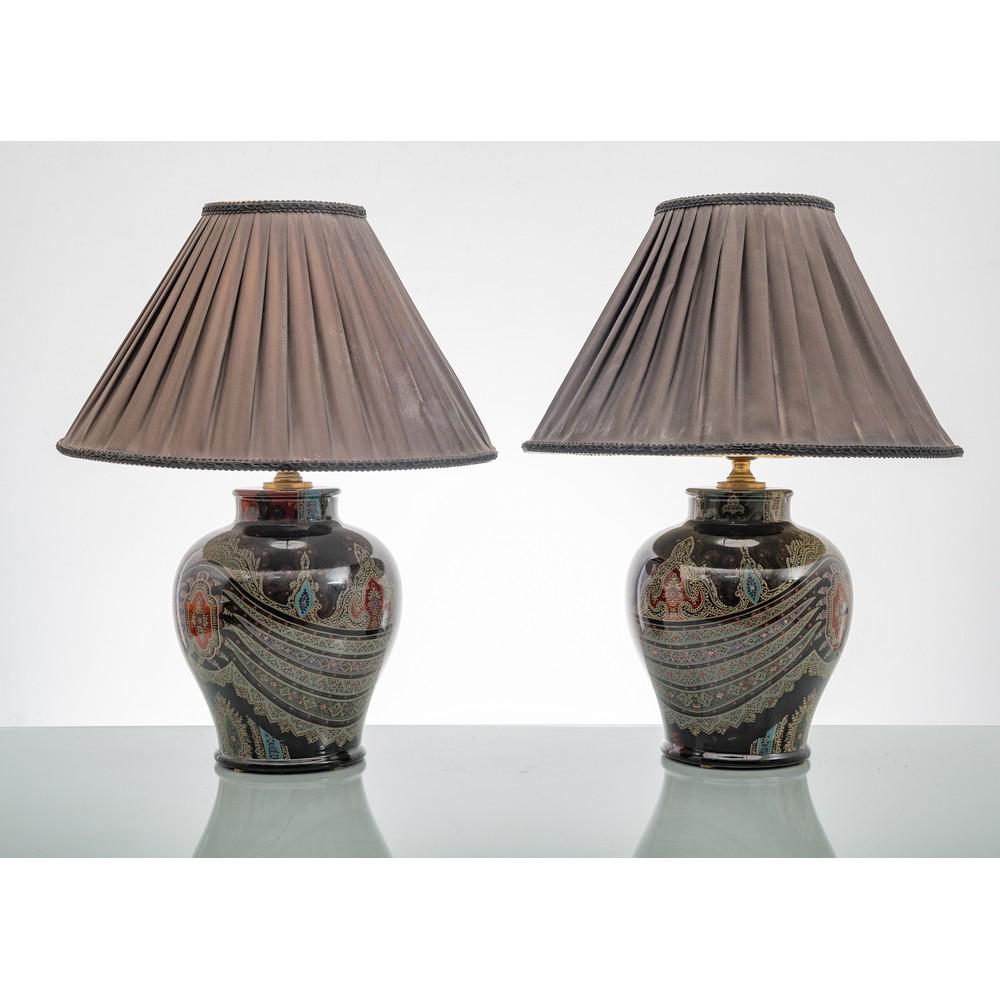 ETRO HOME, Coppia di lampade da tavolo: ETRO HOME Produzione Italia 1980 ca. Coppia di lampade da tavolo ad una luce in porcellana smaltata e decorata a fantasia paisley in policromia, corpo ovalizzato con basso collo. Paralumi in tessuto n