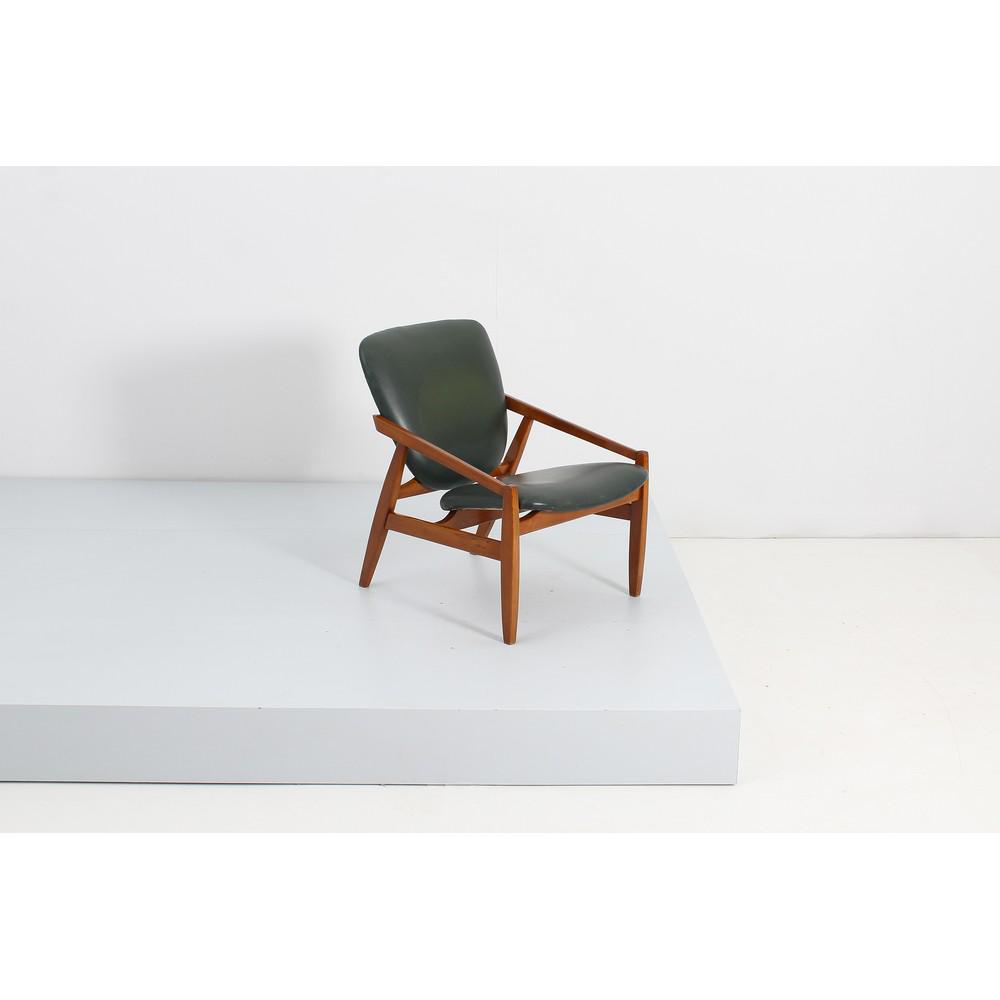 PRODUZIONE ITALIANA 1970 ca., Poltrona: PRODUZIONE ITALIANA 1970 ca. Poltrona con struttura in legno, seduta e spalliera imbottite e rivestite con skai nei toni del verde. cm 65 x 57 Alt. 75. AN ITALIAN WOODEN ARMCHAIR.