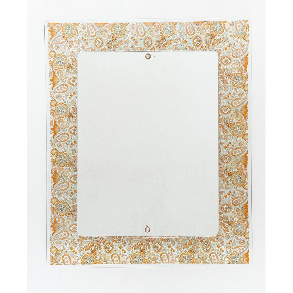 VECA (Attr.le), Specchio da parete rettangolare: VECA (Attr.le) Produzione Italia 1970 ca. Specchio da parete rettangolare con cornice in cristallo decorato a motivi floreali arancione, cristallo specchiato al centro. Giunti in metallo cromato. Cm 6