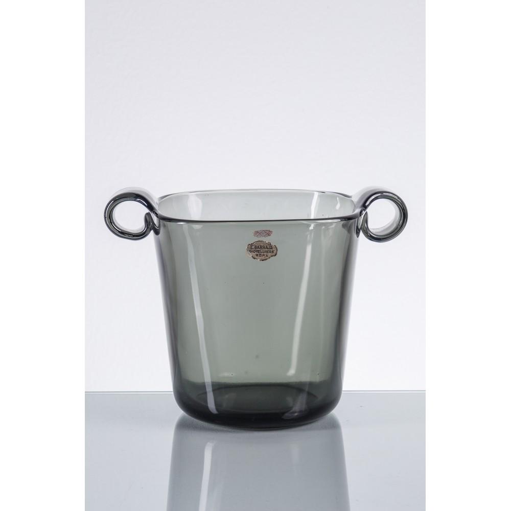 WILHEM WAGENFELD, Suaglass in vetro: WILHEM WAGENFELD Produzione Germania 1990 ca. Suaglass in vetro fumé, corpo conico, due anse circolari. cm 30 x 21 x Alt. 21. A GLASS ICE BUCKET BY W. WAGENFELD.