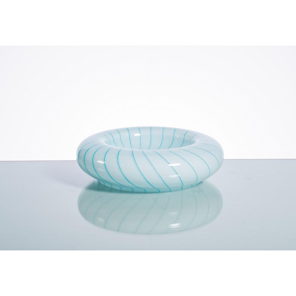 MAESTRI MURANESI, Centrotavola in vetro: MAESTRI MURANESI Produzione Italia 1970 ca. Centrotavola in vetro azzurrino decorato con canne filiformi turchesi, corpo circolare con convessità centrale. Cm Ø 24 Alt. 7. A MURANO GLASS CEN