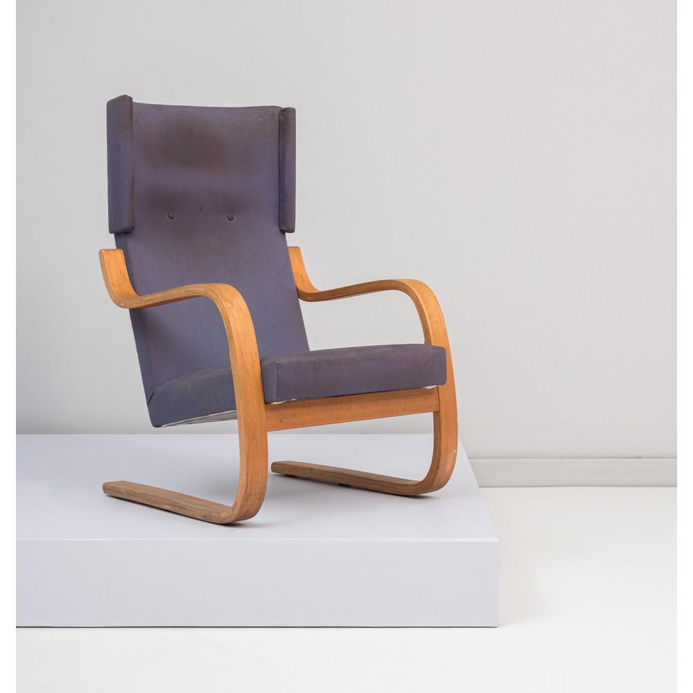 ALVAR AALTO, Potrona modello “36/401”: ALVAR AALTO Produzione Artek , Finlandia 1970 ca. Una potrona modello “36/401” in betulla curvata, seduta e spalliera rivestite in tessuto originale nei toni blu. cm 62 x 66 Alt. cm 99. Bi