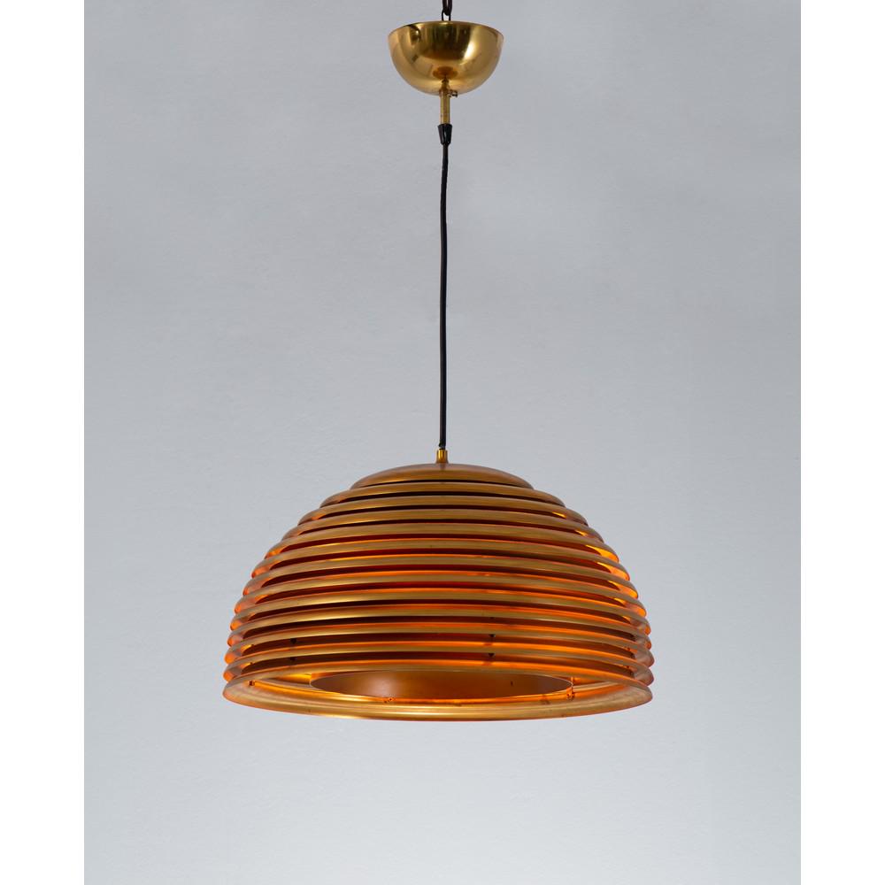 KAZUO MOTOZAWA, Lampada a sospensione: KAZUO MOTOZAWA Produzione Staff, Germania 1970 ca. Lampada a sospensione a quattro luci, diffusore semisferico composto da piani concentrici in metallo dorato, diffusore interno in metallo laccato. cm