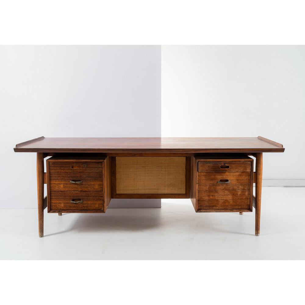 ARNE VODDER, Scrivania modello “207”: ARNE VODDER Produzione Sibast, Danimarca 1960 ca. Scrivania modello “207” in legno con piano a coda di rondine, sul fronte tre cassetti, un vano sedia, due cassetti, piedi conici. Da river