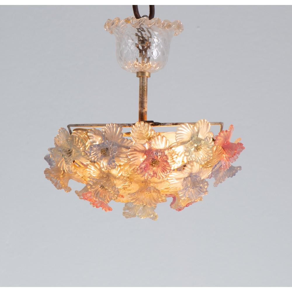 ARCHIMEDE SEGUSO, Lampada a sospensione: ARCHIMEDE SEGUSO Produzione Venezia, Italia 1950 ca. Lampada a sospensione a tre luci, corpo semisferico decorato con fiori in vetro soffiato nei toni pagliesco, rosa ed azzurrino a due luci, struttur