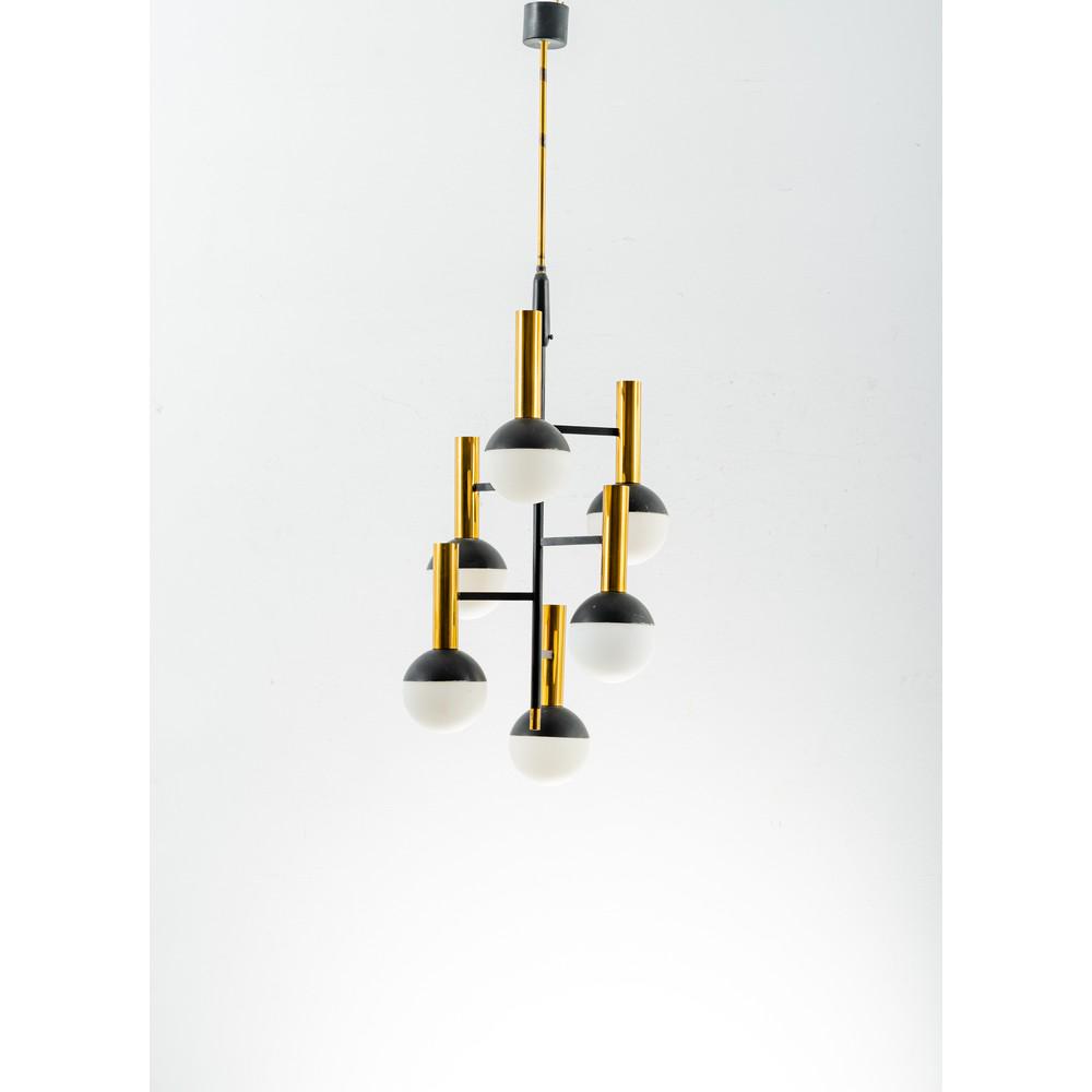 STILNOVO, Lampada a sospensione: STILNOVO Produzione Italia 1950 ca. Lampada a sospensione a sei luci, struttura in metallo verniciato nero ed ottone, diffusori sferici in vetro lattimo lucido. Cm Alt. 109. A SUSPENSION LAMP BY STILN