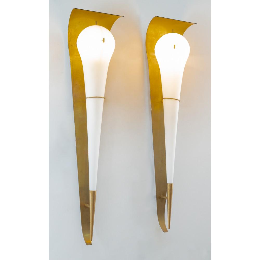 ANGELO LELLI (o LELII), Coppia di lampade parete mod. "12824": ANGELO LELLI (o LELII) Produzione Arredoluce, Italia 1960 ca. Coppia di lampade da parete ad una luce modello “12824”, struttura in ottone, diffusore a goccia in vetro opalino satinato. Cm