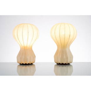 ACHILLE E PIER GIACOMO CASTIGLIONI, Coppia di lampade: ACHILLE E PIER GIACOMO CASTIGLIONI Produzione Flos, Italia 1960 ca. Coppia di lampade da tavolo ad una luce modello “Gatto” in acciaio verniciato con diffusore in cocoon. Cm Ø 20 Alt.
