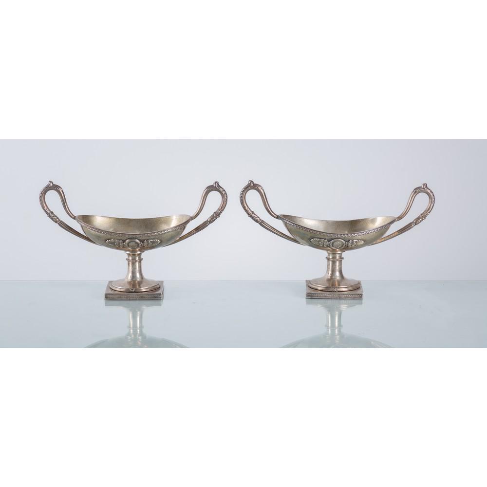 OFF. GRACHEV BROTHERS SAN PIETROBURGO XIX SEC., Coppia alzate: OFFICINE GRACHEV BROTHERS SAN PIETROBURGO DEL XIX SECOLO Coppia di alzate in argento cesellato e sbalzato, punzoni alla base e sopra il medaglione centrale della coppa Provenienza: Già Lanza di M