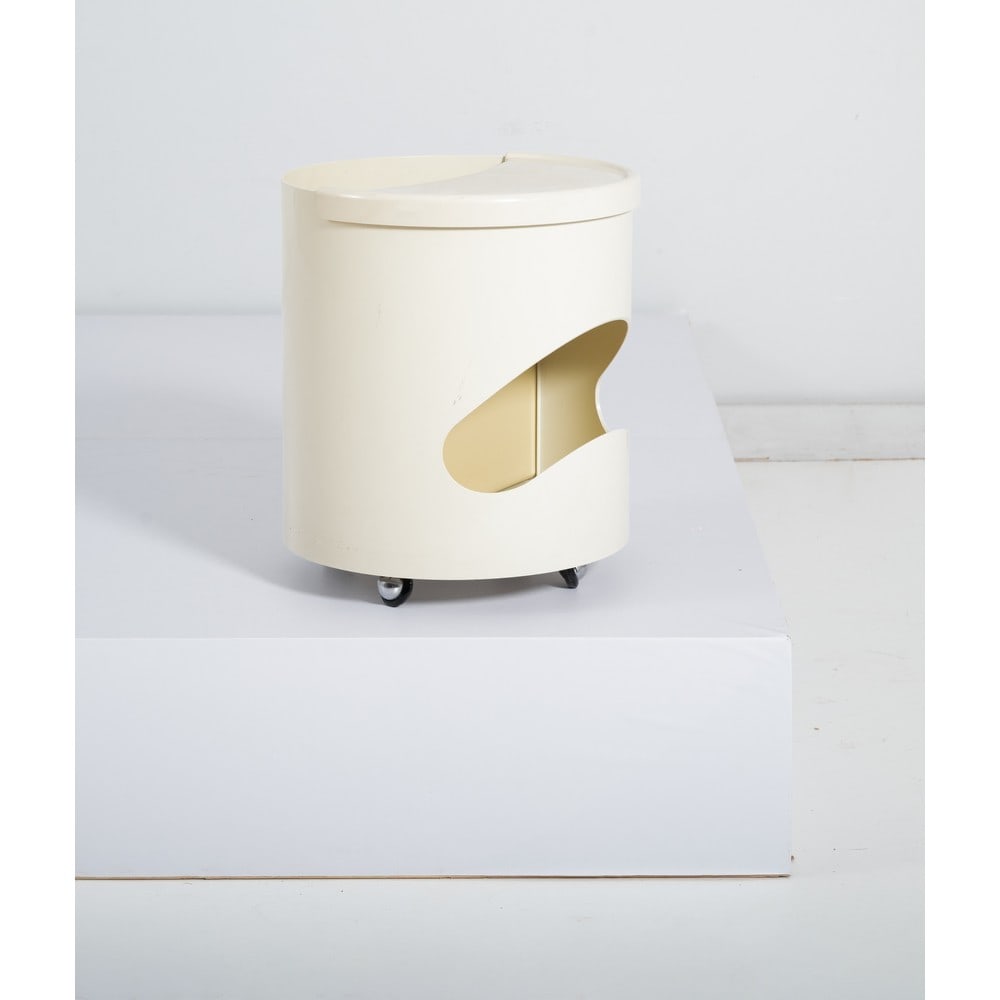 JOE COLOMBO, Carrello bar modello “Robo”: JOE COLOMBO Produzione Elco, Italia 1960 ca. Carrello bar modello “Robo” in materiale plastico bianco, corpo cilindrico con vano portabottiglie su ruote. Marchio di produzione a stampo. cm