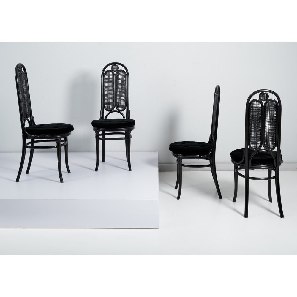 MICHAEL THONET, Quattro sedie modello “Crystal Palace”: MICHAEL THONET Produzione Austria, 1900 ca. Quattro sedie modello “Crystal Palace” in faggio curvato e verniciato nero, spalliera alta e seduta in paglia di Vienna intrecciata. Cuscino imb