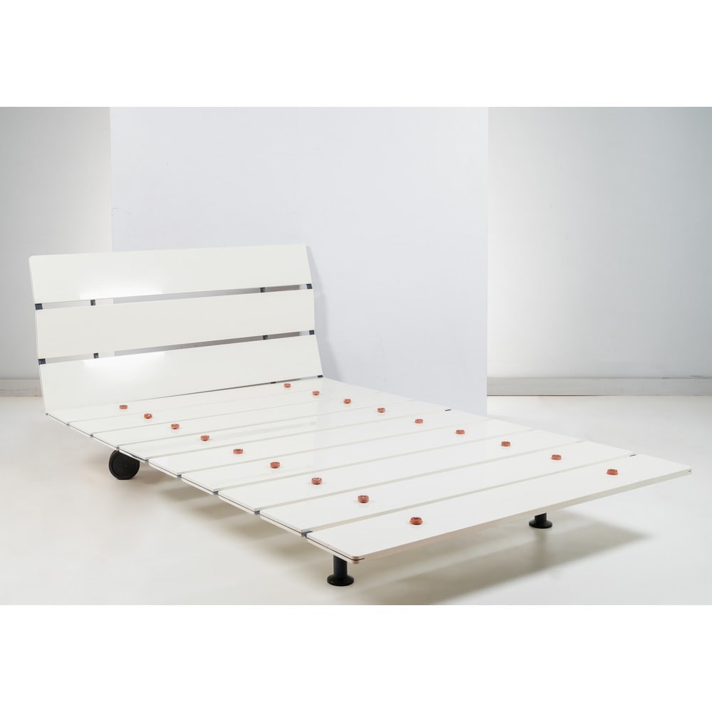 VICO MAGISTRETTI, Letto: VICO MAGISTRETTI Produzione Flou, Italia 1993 ca. Letto modello “Tadao” realizzato con doghe in legno multistrato laccate bianche a lastra intera portanti collegate tra loro da un nastro d