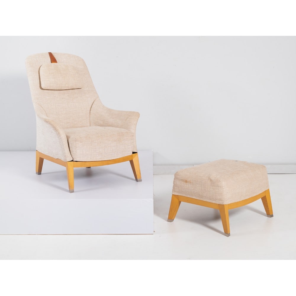 MASSIMO SCOLARI, Poltrona con pouff modello “Normal”: MASSIMO SCOLARI Produzione Giorgetti, Italia 2006 ca. Poltrona con pouff modello “Normal”,struttura in legno massello, basamento in faggio massiccio lucidato, schienale dalla struttura in