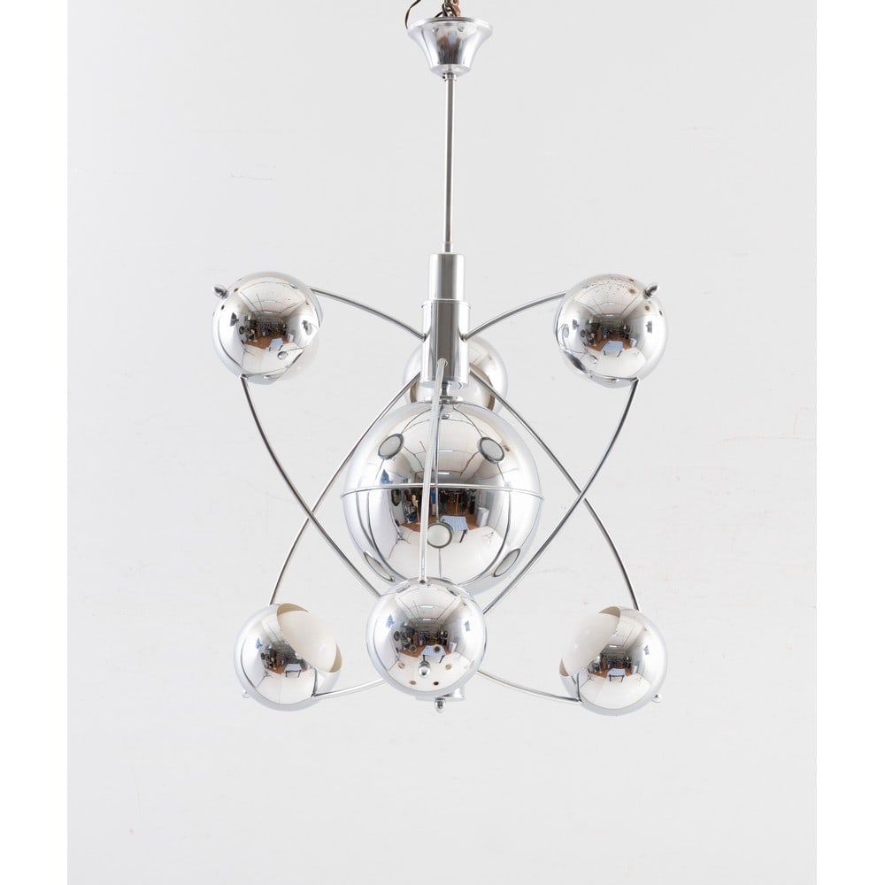 GOFFREDO REGGIANI, Lampada a sospensione: GOFFREDO REGGIANI Produzione Italia 1960 ca. Lampada a sospensione a sei luci modello “Satellite”, struttura in metallo cromato con diffusori sferici, decoro globulare centrale in metallo