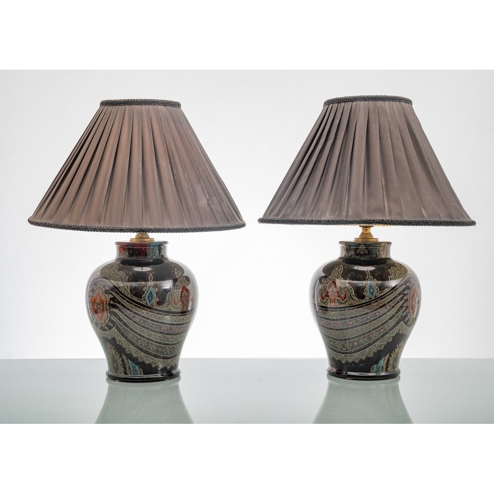 ETRO HOME, Coppia di lampade da tavolo: ETRO HOME Produzione Italia 1980 ca. Coppia di lampade da tavolo ad una luce in porcellana smaltata e decorata a fantasia paisley in policromia, corpo ovalizzato con basso collo. Paralumi in tessuto n